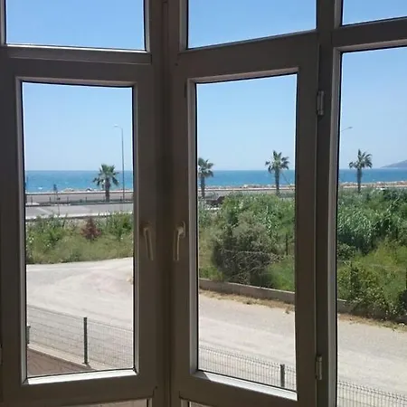 House Beside The Sea דירה